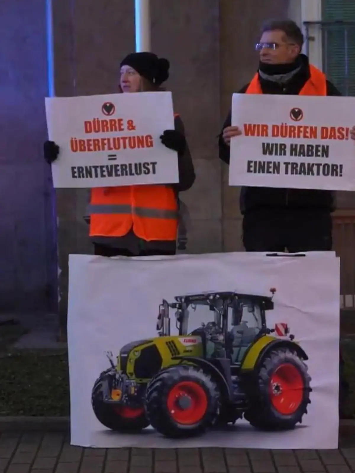 Klimakleber sind frustriert - um mehr Verständnis für ihre Sache zu bekommen, demonstrieren auch sie nun mit Traktoren.