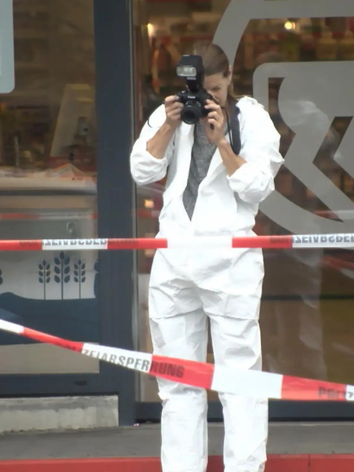 Ein Mann hat in Ludwigshafen mehrere Menschen mit einem Messer angegriffen und zwei von ihnen getötet. Eine weitere Person sei bei der Tat im Stadtteil Oggersheim schwer verletzt worden, berichtete eine Sprecherin des Polizeipräsidiums Rheinpfalz am Dienstag. Der 25 Jahre alte mutmaßliche Täter sei wenig später von einer Polizeistreife in einem Drogeriemarkt gestellt worden. Bei der Festnahme sei der Mann angeschossen und schwer verletzt worden.