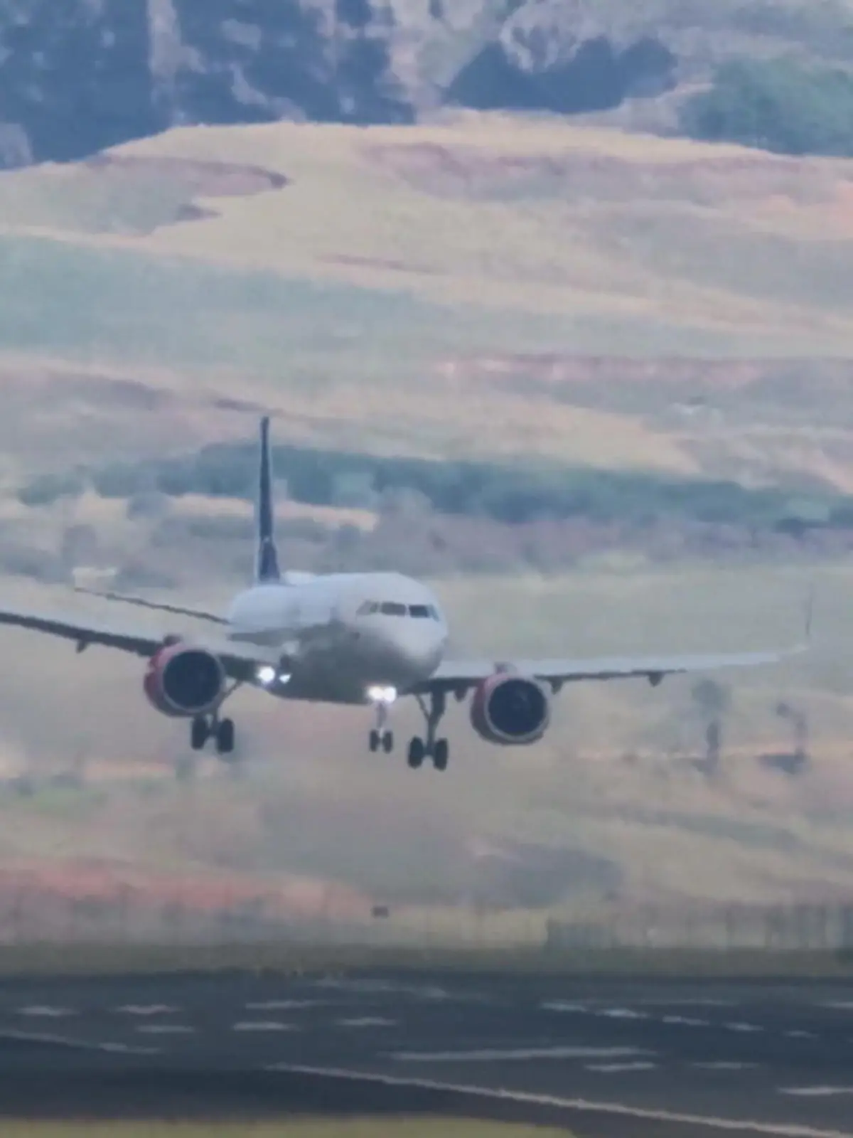 Am Flughafen auf der Insel Madeira ist die Landung eines Flugzeugs fehlgeschlagen. Zwar setzt der Airbus zur Landung an, prallt dann jedoch auf der Landebahn auf und es kommt zu einem Schaden an der Maschine. Im Video seht ihr die spektakulären Bilder und erfahrt, welche Entscheidung der Pilot dann getroffen hat.