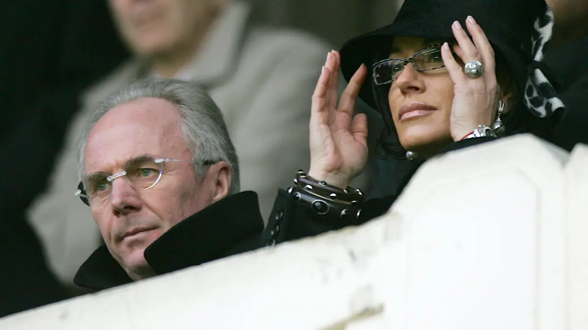 Englands schwedischer Fußballnationaltrainer Sven-Göran Eriksson mit seiner Lebensgefährtin Nancy Dell'Olio am 12.03.2006 unter den Zuschauern auf der Tribüne im Londoner Highbury-Stadion. Arsenal London gewinnt den englischen Fußball-Meisterschaftsschlager der 29. Premier League-Runde gegen den FC Liverpool mit 2:1. Foto: Mike Egerton +++(c) dpa - Report+++