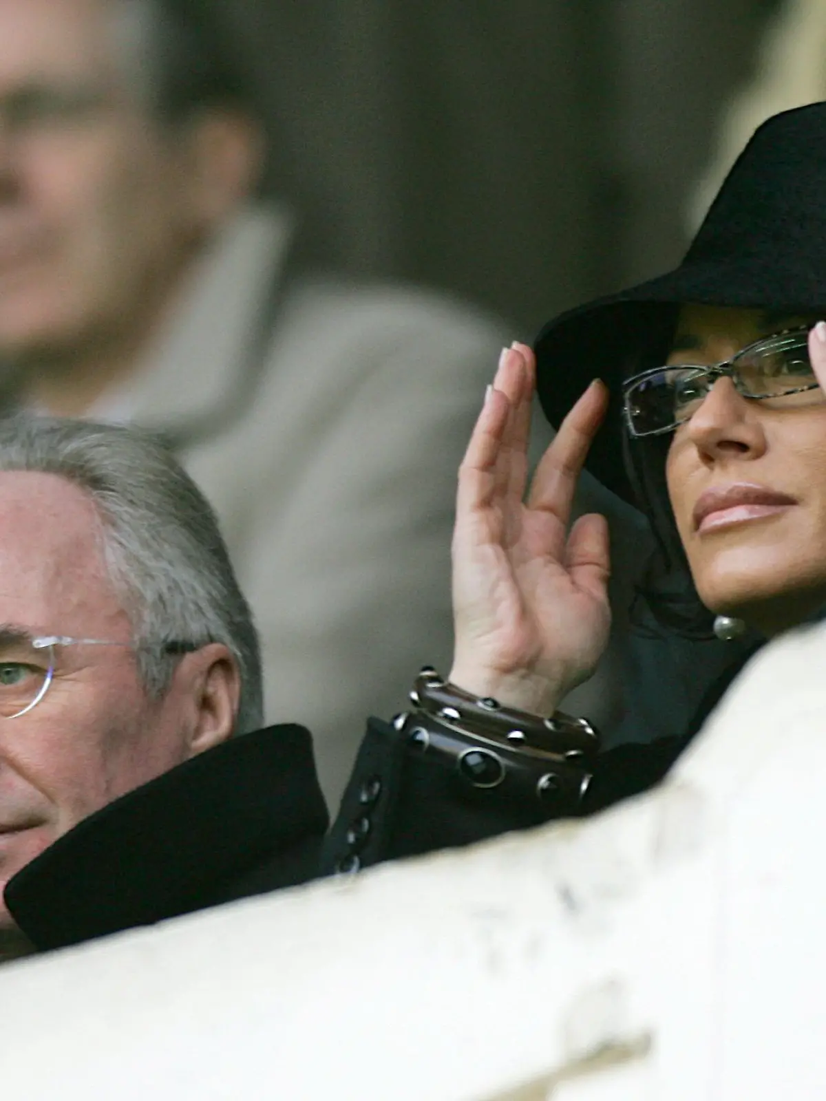 Englands schwedischer Fußballnationaltrainer Sven-Göran Eriksson mit seiner Lebensgefährtin Nancy Dell'Olio am 12.03.2006 unter den Zuschauern auf der Tribüne im Londoner Highbury-Stadion. Arsenal London gewinnt den englischen Fußball-Meisterschaftsschlager der 29. Premier League-Runde gegen den FC Liverpool mit 2:1. Foto: Mike Egerton +++(c) dpa - Report+++