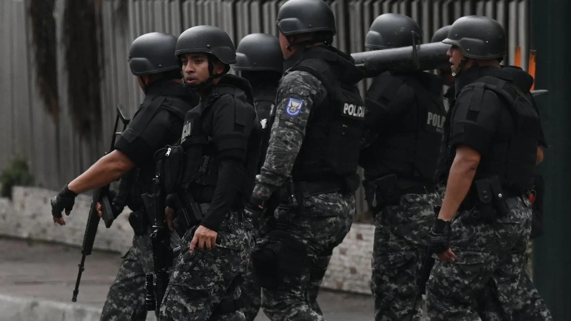 09.01.2024, Ecuador, Guayaquil: Streitkräfte sind in der Nähe des Fernsehsenders TC im Einsatz, nachdem Bewaffnete während einer Live-Übertragung in die Räumlichkeiten des Fernsehsenders eingedrungen sind. Menschen gerieten in der Stadt in Panik. Foto: Stringer/dpa +++ dpa-Bildfunk +++