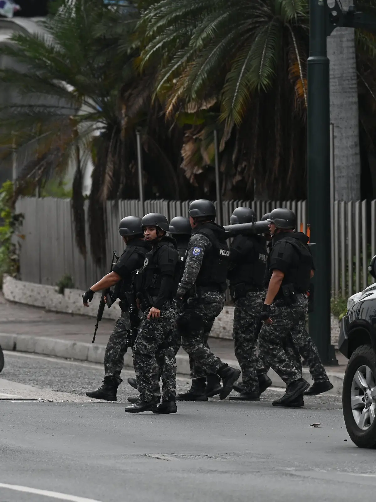 09.01.2024, Ecuador, Guayaquil: Streitkräfte sind in der Nähe des Fernsehsenders TC im Einsatz, nachdem Bewaffnete während einer Live-Übertragung in die Räumlichkeiten des Fernsehsenders eingedrungen sind. Menschen gerieten in der Stadt in Panik. Foto: Stringer/dpa +++ dpa-Bildfunk +++