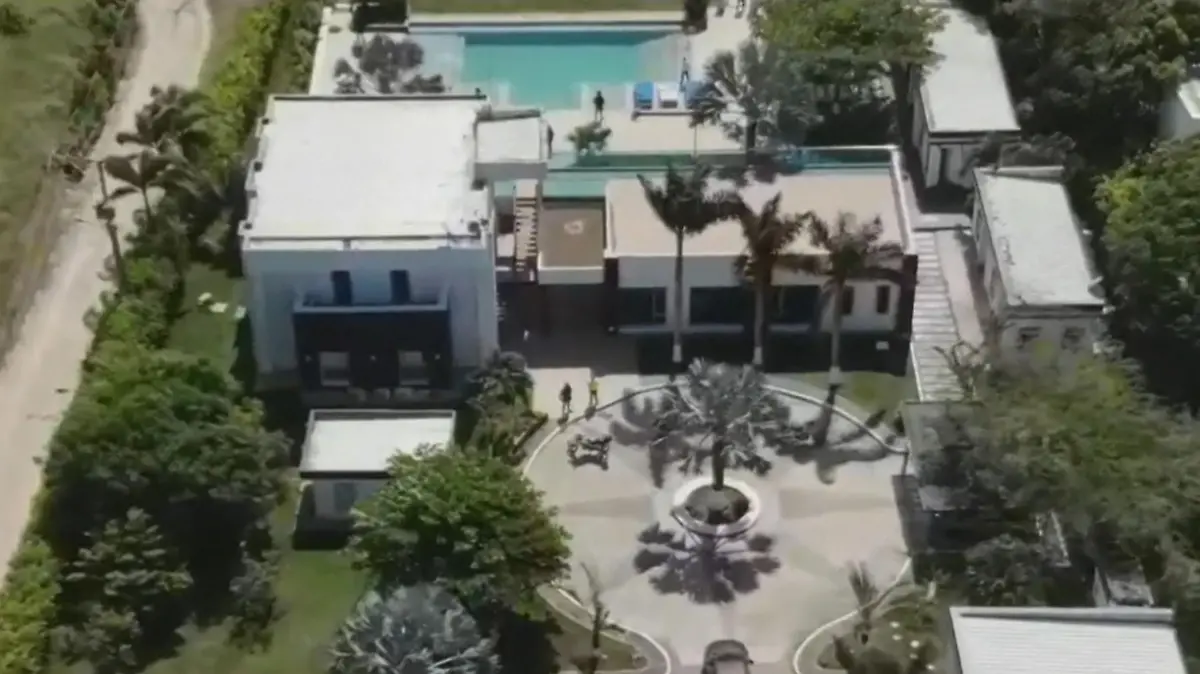 Eine Villa mit Pool aus der Vogelperspektive.