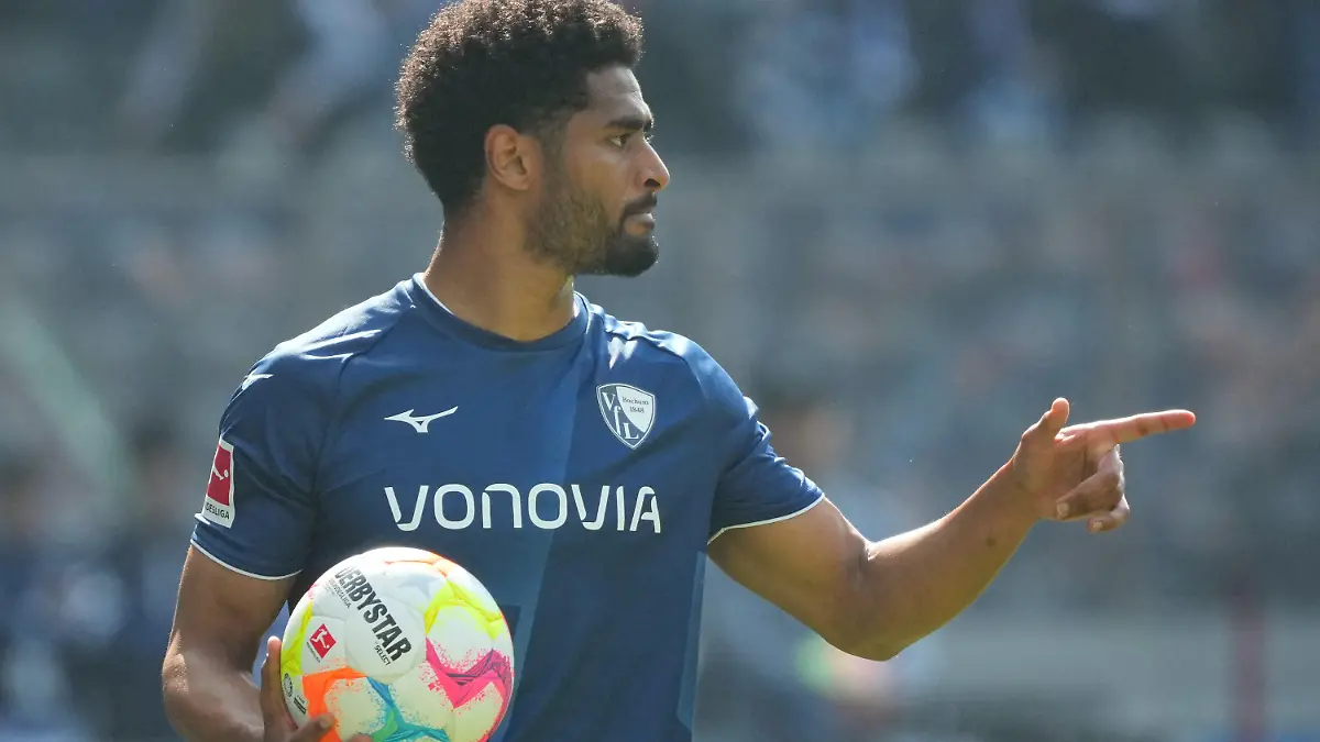 ARCHIV - 20.05.2023, Berlin: Fußball: Bundesliga, Hertha BSC - VfL Bochum, 33. Spieltag, Olympiastadion, Bochums Saidy Janko beim Einwurf. Janko erlebte mit Gambias Nationalmannschaft einige Schreckminuten im Flugzeug. (zu dpa: «Berichte: Schreckminuten im Flieger für Gambias Nationalteam») Foto: Soeren Stache/dpa - WICHTIGER HINWEIS: Gemäß den Vorgaben der DFL Deutsche Fußball Liga bzw. des DFB Deutscher Fußball-Bund ist es untersagt, in dem Stadion und/oder vom Spiel angefertigte Fotoaufnahmen in Form von Sequenzbildern und/oder videoähnlichen Fotostrecken zu verwerten bzw. verwerten zu lassen. +++ dpa-Bildfunk +++