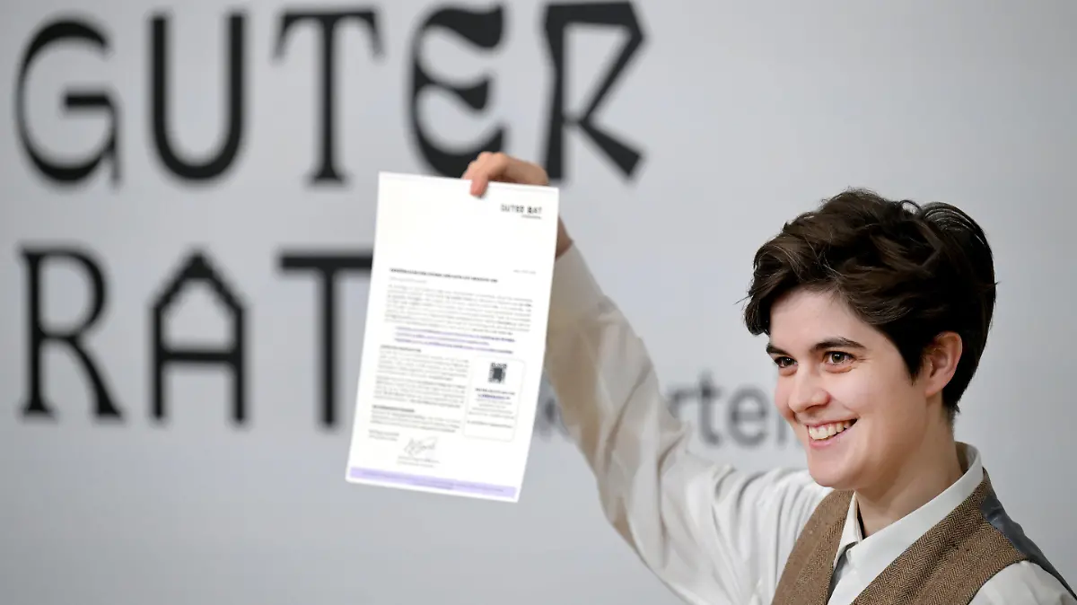 09.01.2024, Österreich, Wien: Marlene Engelhorn, Millionen-Erbin und Aktivistin für soziale Gerechtigkeit, nimmt an einer Pressekonferenz mit dem Titel «Guter Rat für Rückverteilung» teil. Die deutsch-österreichische Millionenerbin und Sozial-Aktivistin Engelhorn gibt nun den größten Teil ihres Vermögens an die Gesellschaft zurück. Foto: Roland Schlager/APA/dpa +++ dpa-Bildfunk +++