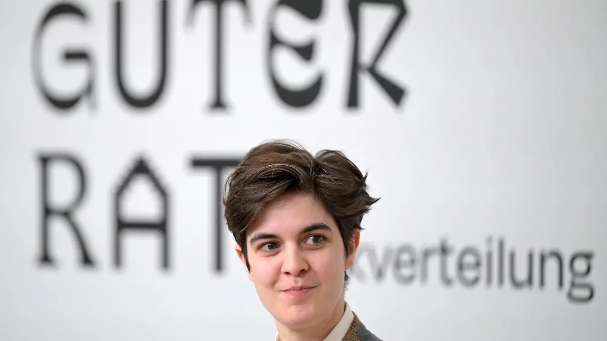 09.01.2024, Österreich, Wien: Marlene Engelhorn, Millionen-Erbin und Aktivistin für soziale Gerechtigkeit, nimmt an einer Pressekonferenz mit dem Titel «Guter Rat für Rückverteilung» teil. Die deutsch-österreichische Millionenerbin und Sozial-Aktivistin Engelhorn gibt nun den größten Teil ihres Vermögens an die Gesellschaft zurück. Foto: Roland Schlager/APA/dpa +++ dpa-Bildfunk +++