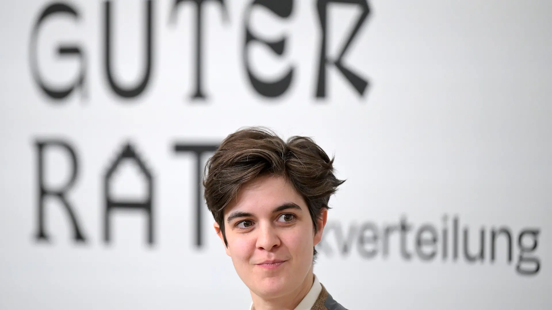 09.01.2024, Österreich, Wien: Marlene Engelhorn, Millionen-Erbin und Aktivistin für soziale Gerechtigkeit, nimmt an einer Pressekonferenz mit dem Titel «Guter Rat für Rückverteilung» teil. Die deutsch-österreichische Millionenerbin und Sozial-Aktivistin Engelhorn gibt nun den größten Teil ihres Vermögens an die Gesellschaft zurück. Foto: Roland Schlager/APA/dpa +++ dpa-Bildfunk +++