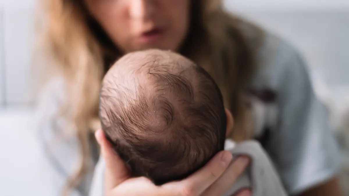 IMAGO Creative: Momentaufnahmen  IMAGO Creative: Mutterschaft Creative Highlights Symbolbilder Mother holding her newborn baby. Unrecognizable. Toledo, Castile-La Mancha, Spain CR_ANSN211122D0-862015-01 ,model released, Symbolfoto