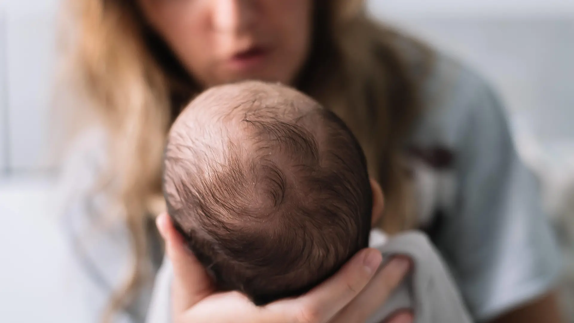 IMAGO Creative: Momentaufnahmen IMAGO Creative: Mutterschaft Creative Highlights Symbolbilder Mother holding her newborn baby. Unrecognizable. Toledo, Castile-La Mancha, Spain CR_ANSN211122D0-862015-01 ,model released, Symbolfoto