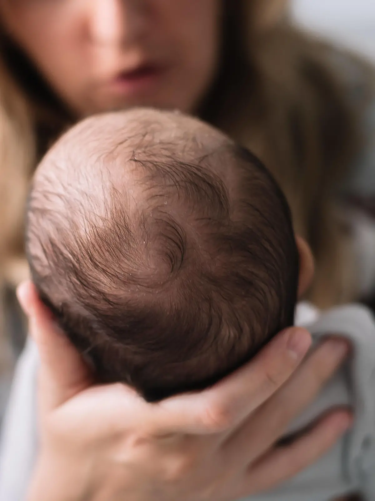 IMAGO Creative: Momentaufnahmen  IMAGO Creative: Mutterschaft Creative Highlights Symbolbilder Mother holding her newborn baby. Unrecognizable. Toledo, Castile-La Mancha, Spain CR_ANSN211122D0-862015-01 ,model released, Symbolfoto