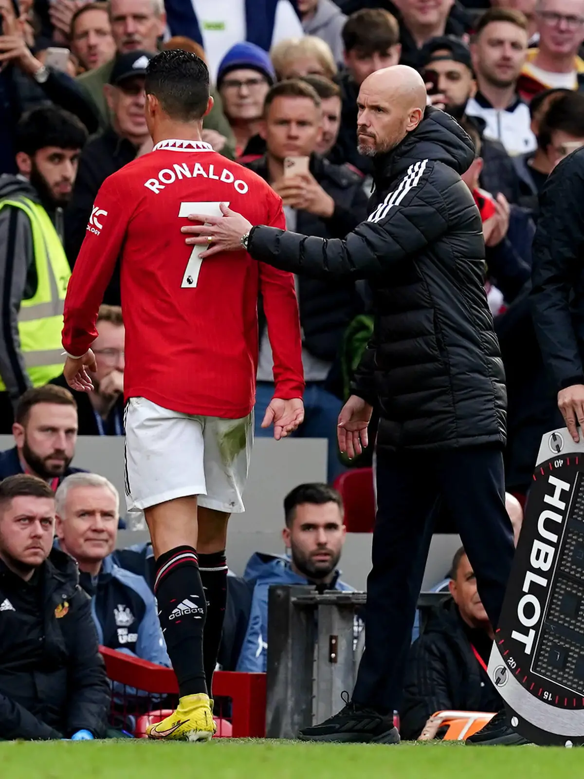  Manchester United, ManU v Newcastle United - Premier League - Old Trafford Manchester United s Cristiano Ronaldo with manager Erik ten Hag after being substituted during the Premier League match at Old Trafford, Manchester. Picture date: Sunday October 16, 2022. EDITORIAL USE ONLY No use with unauthorised audio, video, data, fixture lists, club/league logos or live services. Online in-match use limited to 120 images, no video emulation. No use in betting, games or single club/league/player publications. PUBLICATIONxNOTxINxUKxIRL Copyright: xMartinxRickettx 69310182