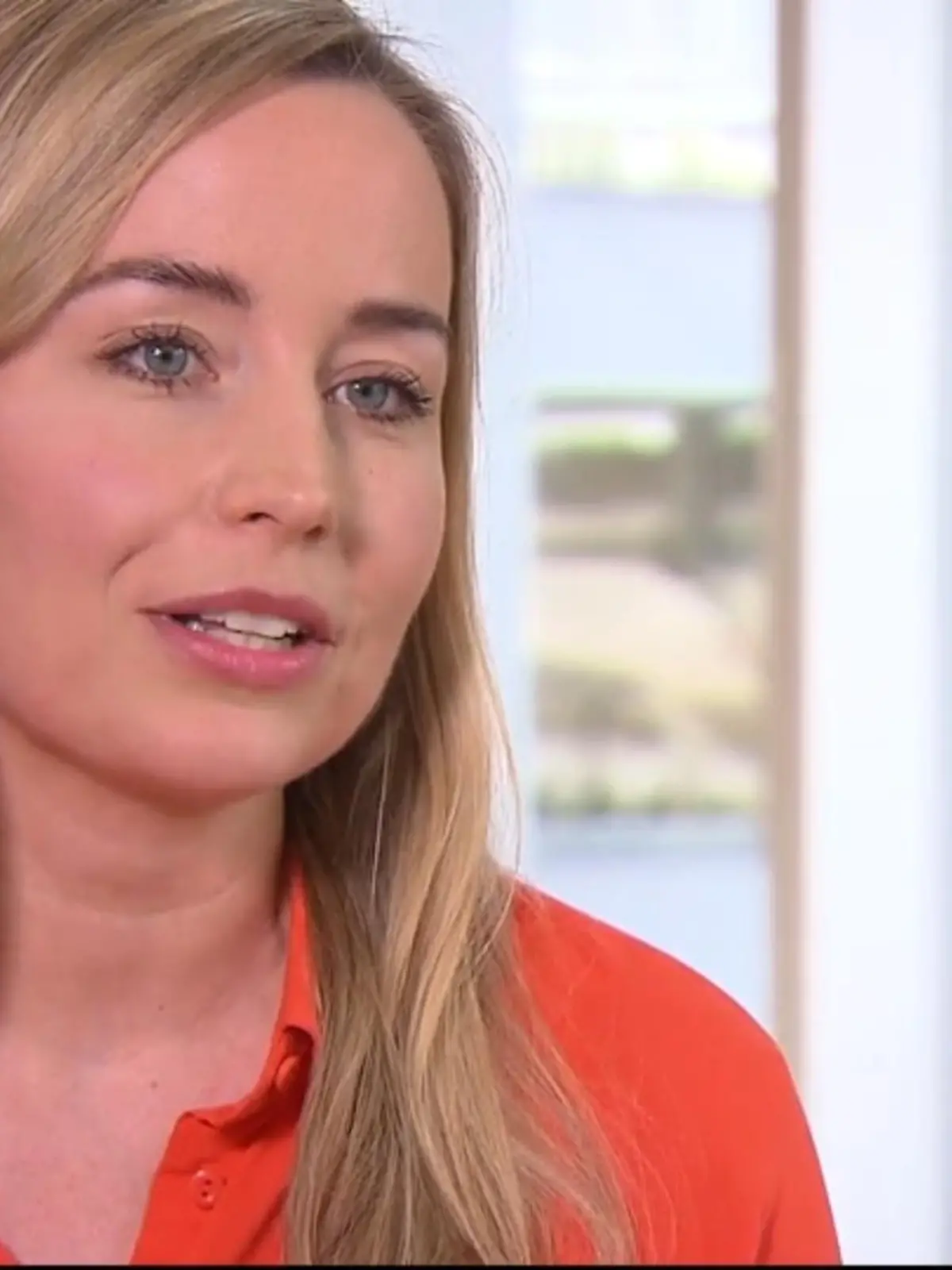 Jahrelang litt Hannah Hauser aus Frankfurt am Main an Antriebslosigkeit, Haarausfall und Gewichtsproblemen – doch zunächst konnte kein Arzt die Ursache finden. Bis bei einer Blutuntersuchung eine Schilddrüsenunterfunktion diagnostiziert wird. Daraufhin studiert sie Ernährungswissenschaften und schreibt ein Buch über ihre Erfahrungen. Wie Hannah ihre Schilddrüsenunterfunktion in den Griff bekommen hat, zeigen wir im Video.