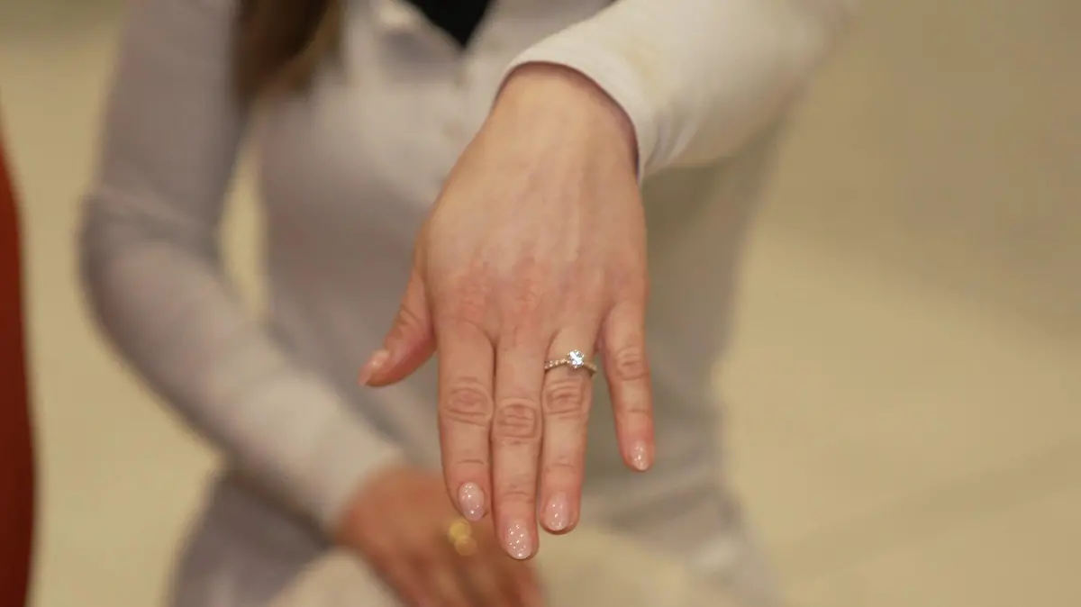 Felix von Jascheroffs Freundin Sophie Winterberg zeigt stolz ihren Verlobungsring