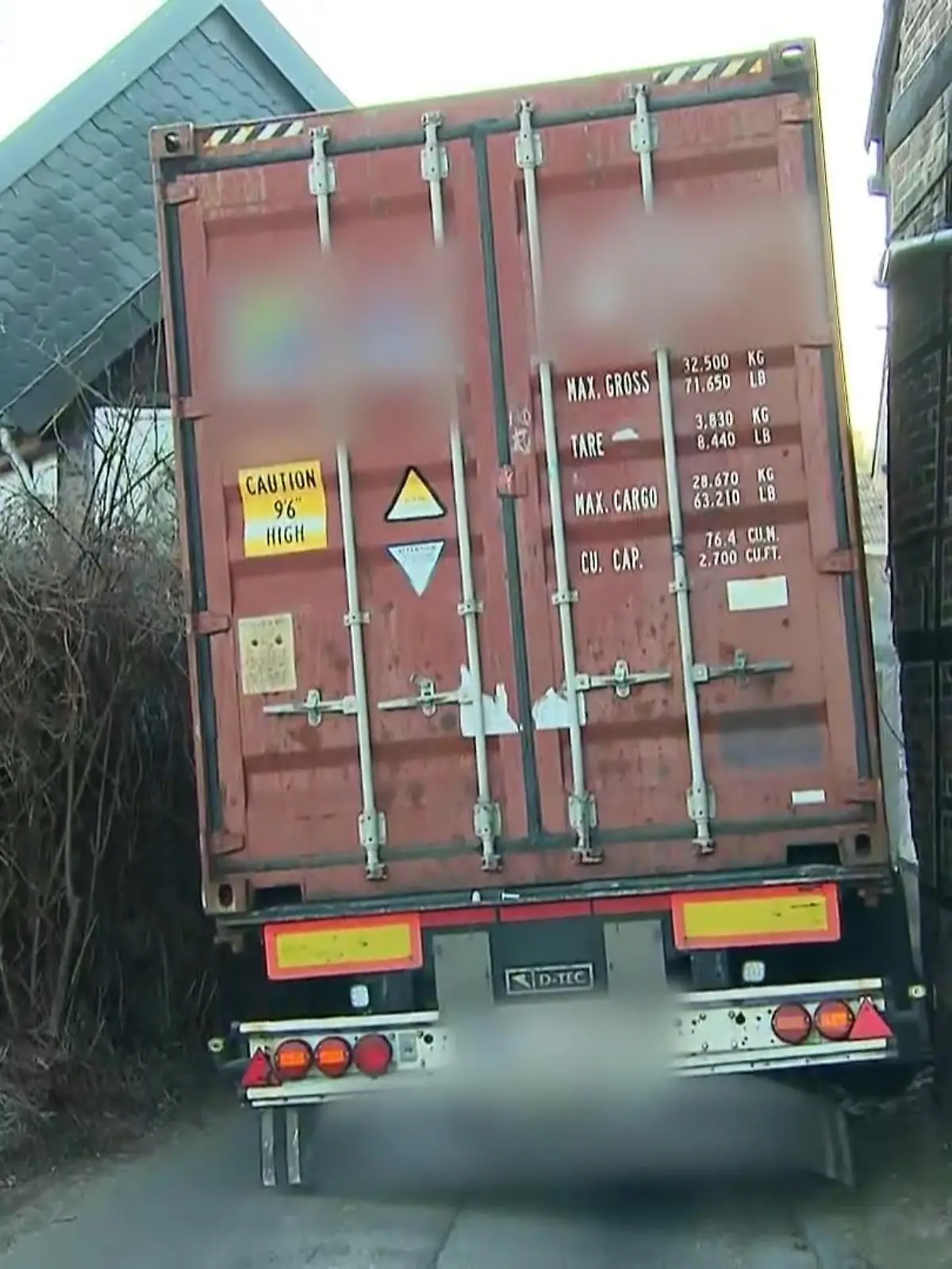 Bild zu: "Laster bleibt in enger Straße stecken "