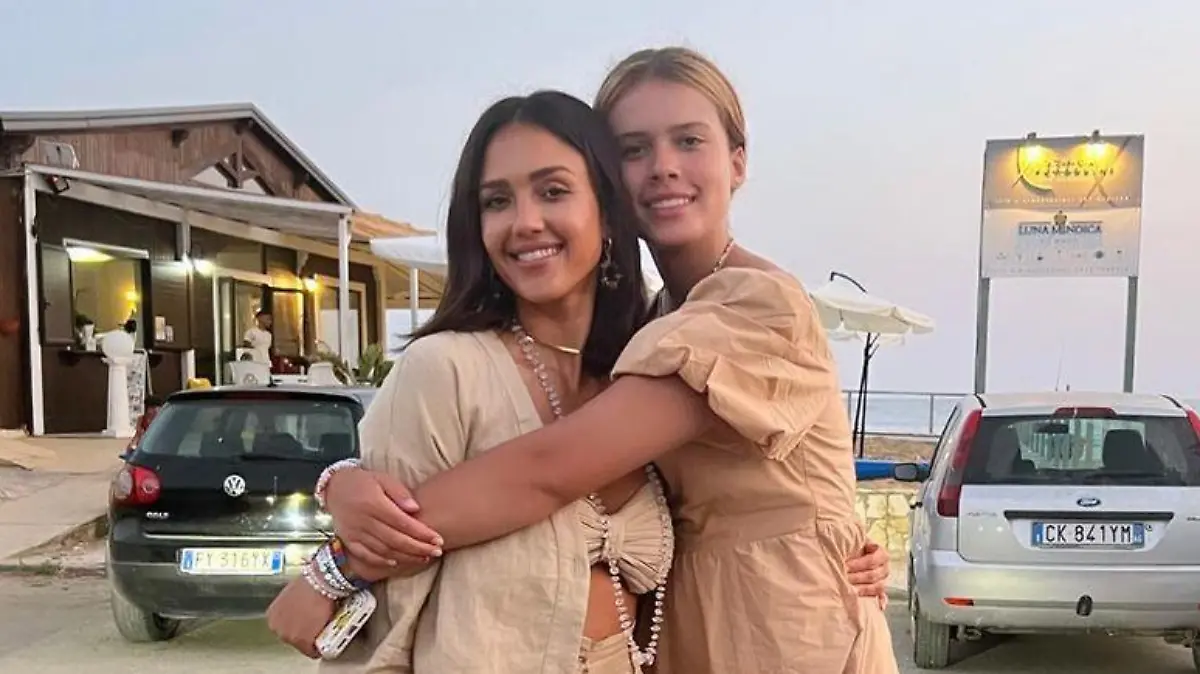 Jessica Alba posiert mit ihrer großen Tochter.