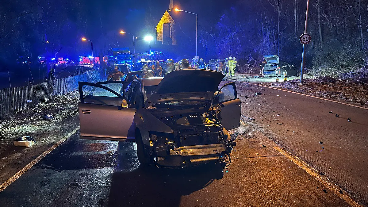 HANDOUT - 10.01.2024, Nordrhein-Westfalen, Menden: Feuerwehreinsatz nach Frontalzusammenstoß zweier Autos in Menden im Sauerland. (zu dpa «Rettungshubschrauber kann wegen Drohne nicht am Einsatzort landen») Foto: ---/Feuerwehr Menden/dpa - ACHTUNG: Nur zur redaktionellen Verwendung im Zusammenhang mit der aktuellen Berichterstattung und nur mit vollständiger Nennung des vorstehenden Credits +++ dpa-Bildfunk +++