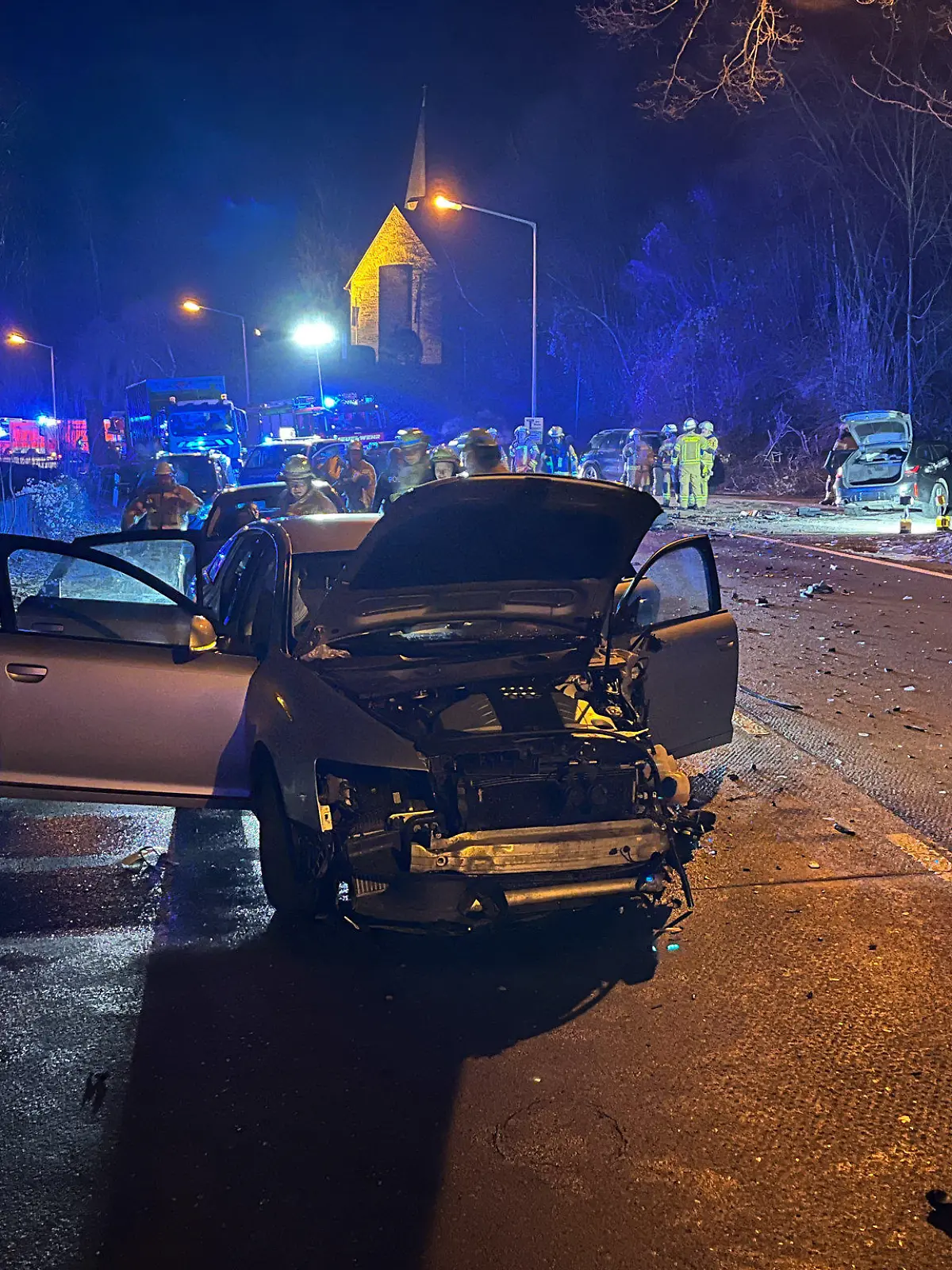 HANDOUT - 10.01.2024, Nordrhein-Westfalen, Menden: Feuerwehreinsatz nach Frontalzusammenstoß zweier Autos in Menden im Sauerland.     (zu dpa «Rettungshubschrauber kann wegen Drohne nicht am Einsatzort landen») Foto: ---/Feuerwehr Menden/dpa - ACHTUNG: Nur zur redaktionellen Verwendung im Zusammenhang mit der aktuellen Berichterstattung und nur mit vollständiger Nennung des vorstehenden Credits +++ dpa-Bildfunk +++