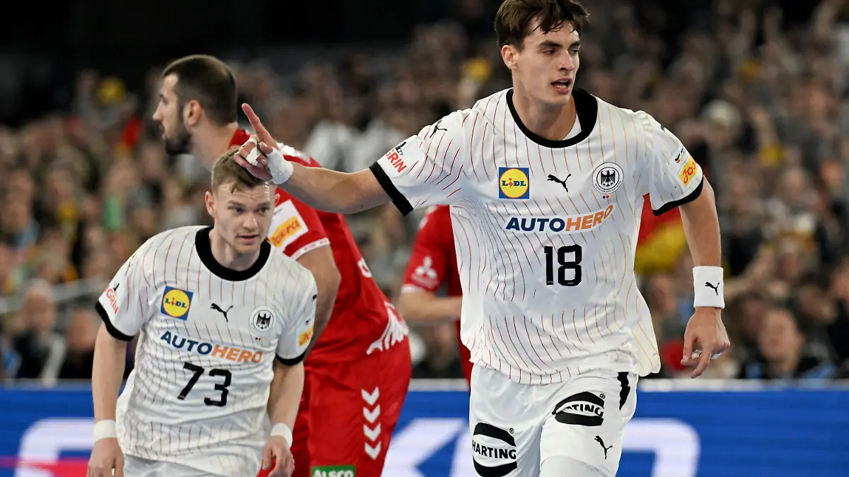 10.01.2024, Nordrhein-Westfalen, Düsseldorf: Handball: EM, Deutschland - Schweiz, Vorrunde, Gruppe A, 1. Spieltag in der Merkur Spiel-Arena. Deutschlands Julian Köster jubelt nach einem Tor mit Timo Kastening. Foto: Federico Gambarini/dpa +++ dpa-Bildfunk +++