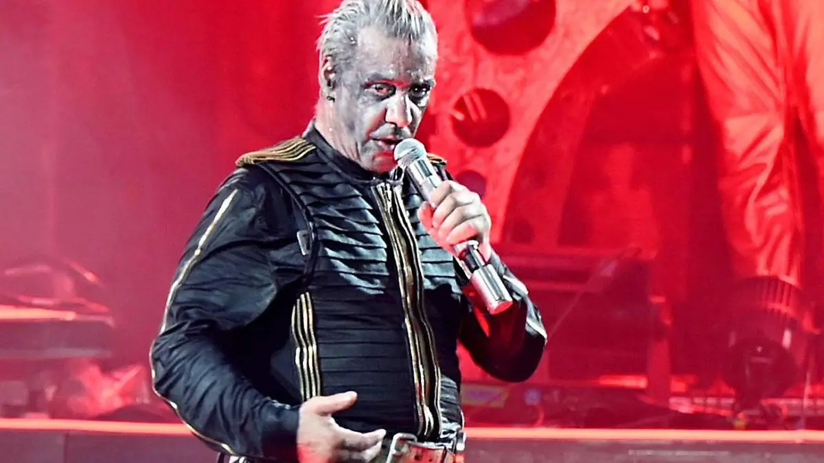 ARCHIV - 18.06.2022, Nordrhein-Westfalen, Düsseldorf: Till Lindemann, Frontsänger der Band Rammstein, steht im Rahmen der Deutschland-Tournee mit dem Album «Zeit» auf der Bühne. (zu dpa "Keine Ermittlungen gegen Rammstein in Litauen") Foto: Malte Krudewig/dpa +++ dpa-Bildfunk +++
