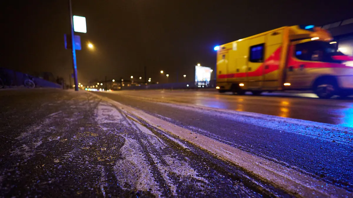 11.01.2024, Berlin: Auf den Straßen in Berlin und Brandenburg hat sich am Donnerstagnachmittag gefährliche Eisglätte gebildet. Die Feuerwehren waren verstärkt im Einsatz. Es kam bereits zu Unfällen. Foto: Jörg Carstensen/dpa +++ dpa-Bildfunk +++