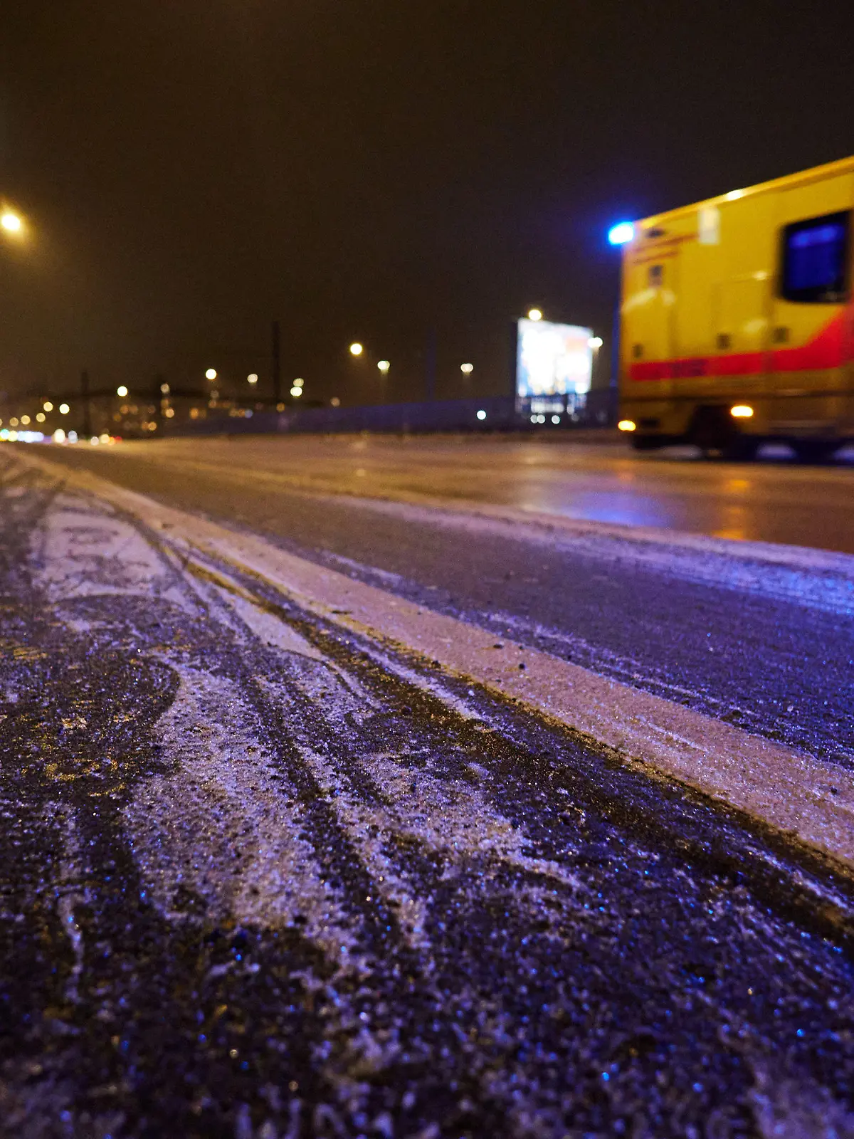 11.01.2024, Berlin: Auf den Straßen in Berlin und Brandenburg hat sich am Donnerstagnachmittag gefährliche Eisglätte gebildet. Die Feuerwehren waren verstärkt im Einsatz. Es kam bereits zu Unfällen. Foto: Jörg Carstensen/dpa +++ dpa-Bildfunk +++