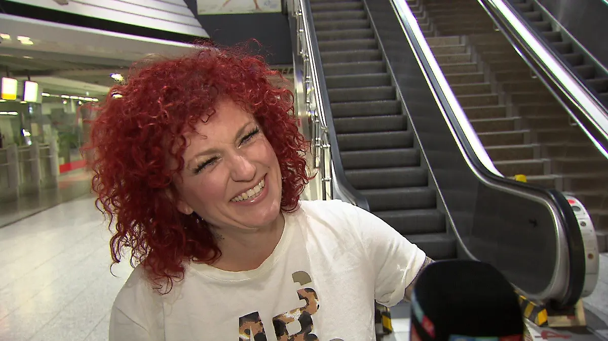 Lucy Diakovska beim Abflug nach Australien am Frankfurter Flughafen