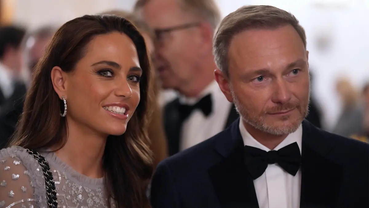 German Finance Minister Christian Lindner, right, and his wife Franca Lehfeldt arrive for a dinner hosted by German President Frank-Walter Steinmeier, Spain's King Felipe, Spain's Queen Letizia and the wife of Germany's President, Elke Buedenbender, at the Bellevue Palace in Berlin, Germany, Monday, Oct. 17, 2022. (AP Photo/Michael Sohn)