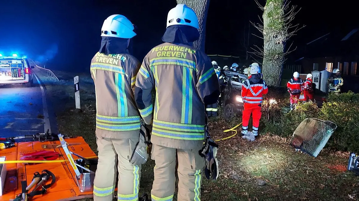 11.01.2024, Nordrhein-Westfalen, Greven: Rettungskräfte der Feuerwehr sind an der Unfallstelle eines Pkw auf der Bundesstraße 219 von Greven in Richtung Saerbeck im Einsatz. Ein Pkw-Fahrer hat auf spiegelglatter Straße die Kontrolle über sein Fahrzeug verloren und ist in einen Baum geprallt. Foto: Nord-West-Media TV/NWM-TV/dpa +++ dpa-Bildfunk +++