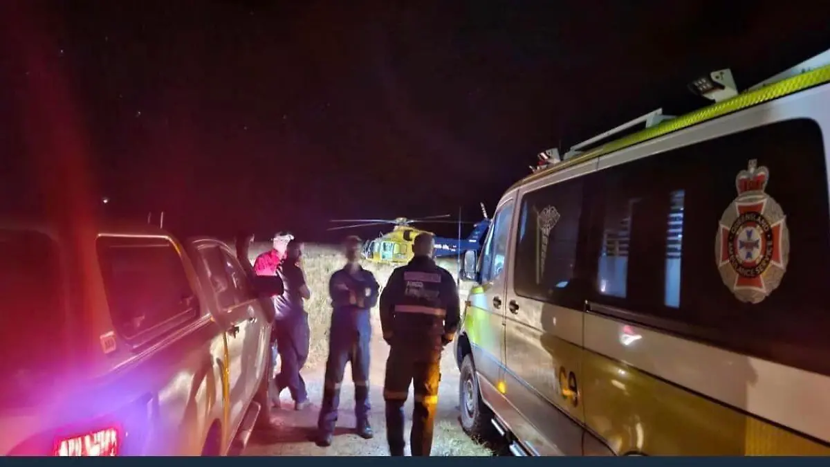 Mit einem Rettungshubschrauber wird das Schlangenbissopfer ins Krankenhaus geflogen