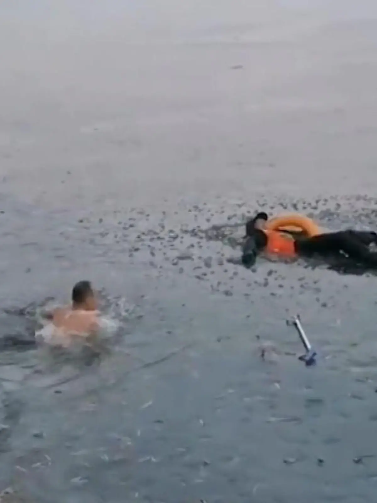 Ein Taxifahrer hört die Hilfeschreie eines Mannes, der in einem zugefrorenem Fluss eingebrochen war. Er springt in das kalte Wasser, um den Mann zu retten.