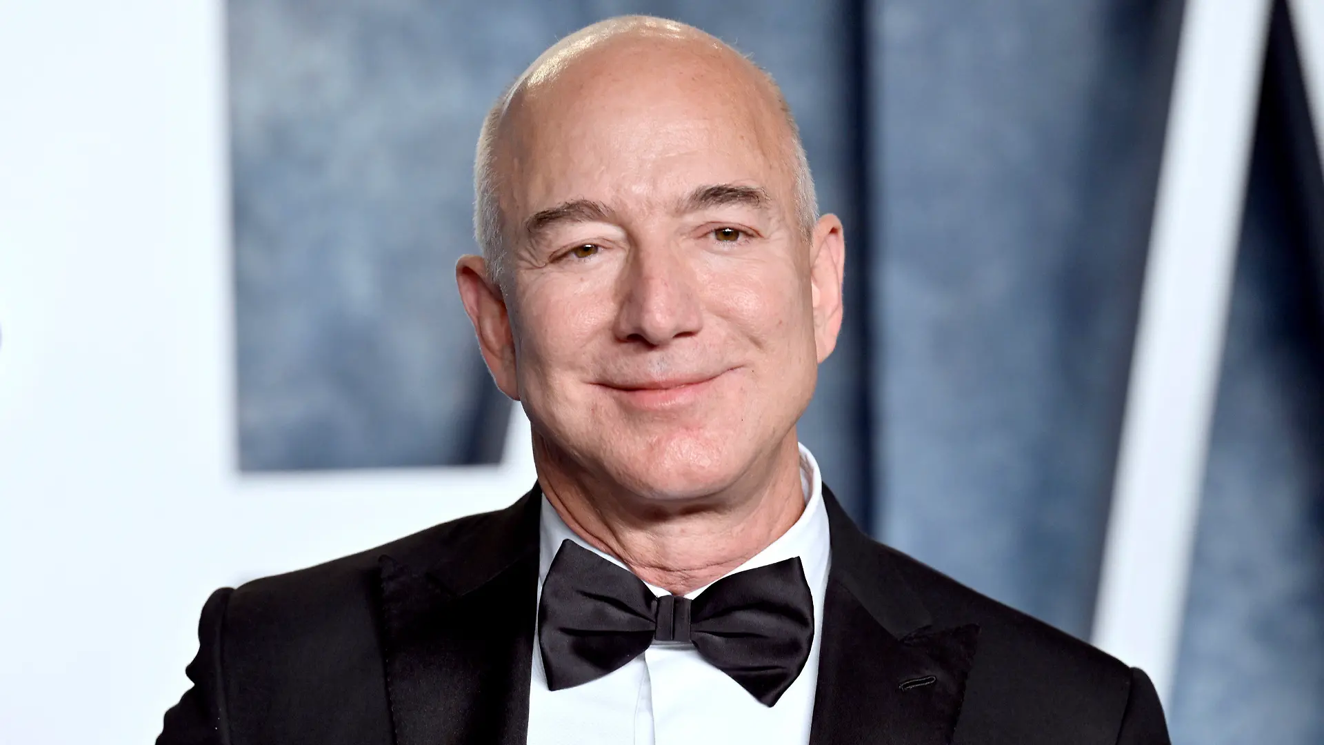 ARCHIV - 12.03.2023, USA, Beverly Hills: Jeff Bezos kommt zur Vanity Fair Oscar Party im Wallis Annenberg Center for the Performing Arts in Beverly Hills. Am Freitag wird Bezos 60 Jahre alt. (zu dpa «Jeff Bezos wird 60: Vom Amazon-Chef zum Raumfahrt-Unternehmer») Foto: Evan Agostini/Invision/AP +++ dpa-Bildfunk +++
