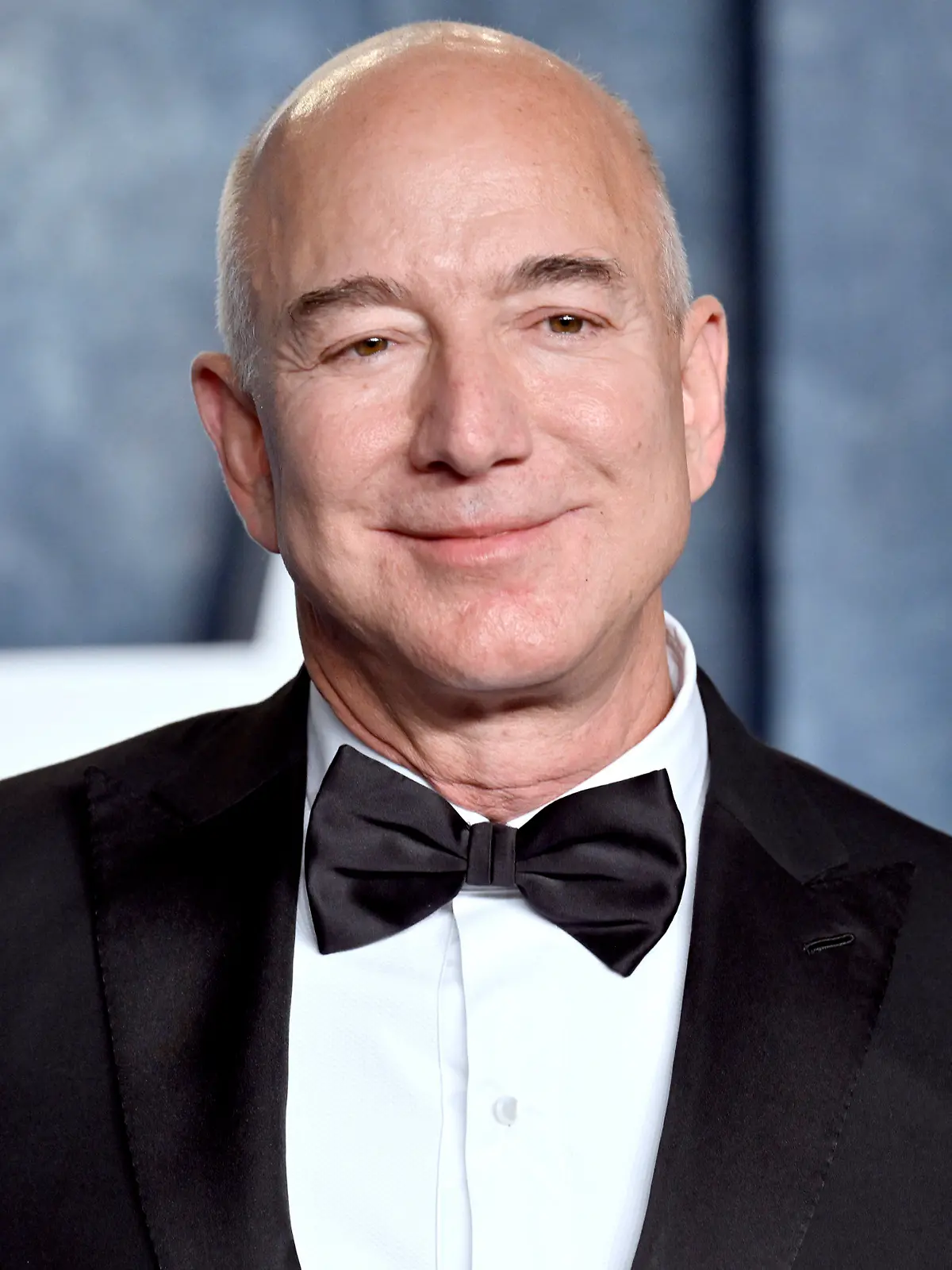 ARCHIV - 12.03.2023, USA, Beverly Hills: Jeff Bezos kommt zur Vanity Fair Oscar Party im Wallis Annenberg Center for the Performing Arts in Beverly Hills. Am Freitag wird Bezos 60 Jahre alt. (zu dpa «Jeff Bezos wird 60: Vom Amazon-Chef zum Raumfahrt-Unternehmer») Foto: Evan Agostini/Invision/AP +++ dpa-Bildfunk +++