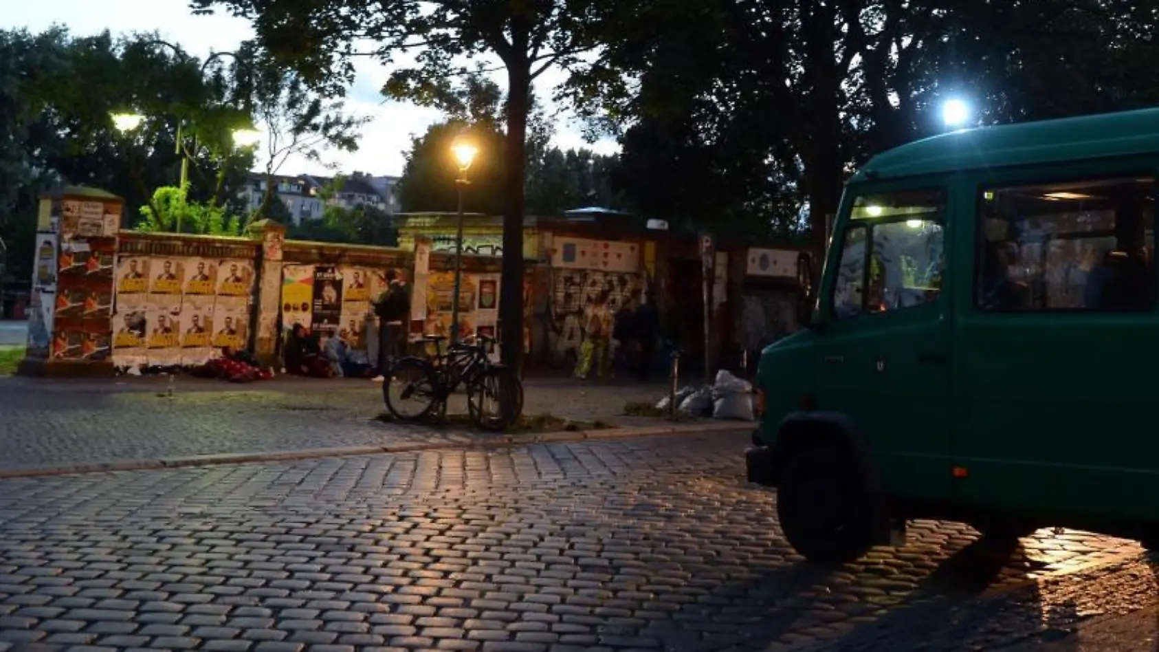 Drei Männer missbrauchen Frau (29)