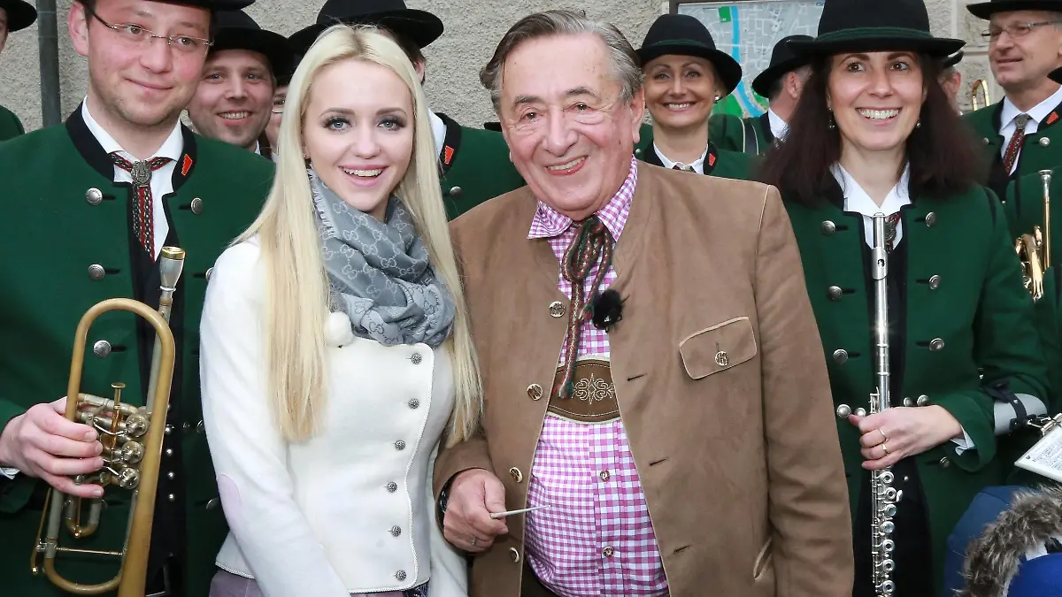 Lugners Bundespräsidentenwahlkampf Salzburg, Alten Markt, 28. 02. 2016 Richard LUGNER, Cathy LUGNER

Lugners  Salzburg Ancients Market 28 02 2016 Richard LUGNER Cathy LUGNER