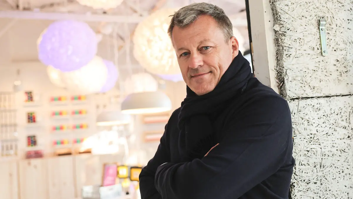 PRODUKTION - 11.01.2024, Nordrhein-Westfalen, Köln: Jesper Brodin, CEO der Ikea-Group, steht in einem Ausstellungsraum. (zu dpa Ikea will Preise senken und «Menschen in die Geschäfte locken») Foto: Oliver Berg/dpa +++ dpa-Bildfunk +++