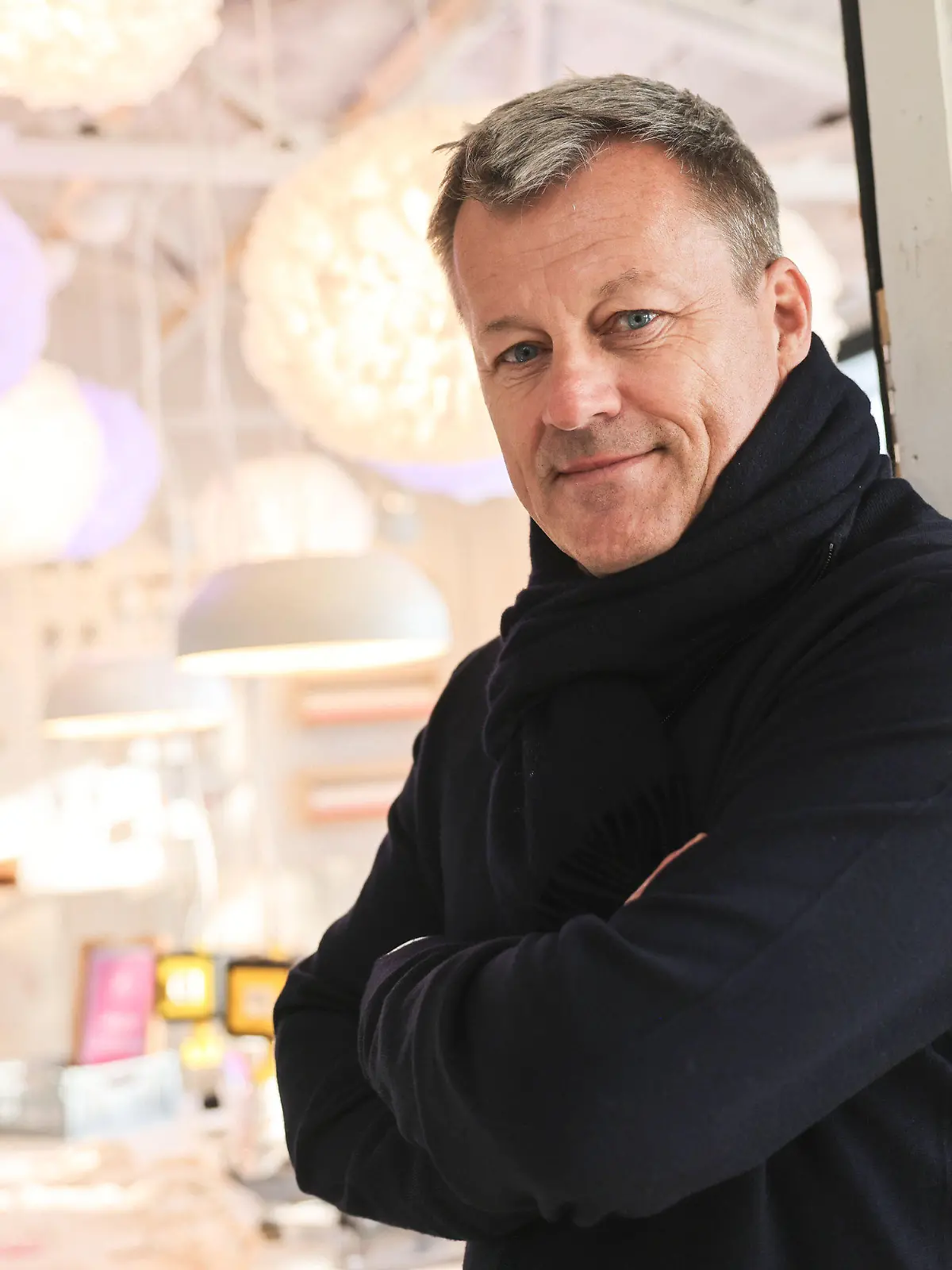 PRODUKTION - 11.01.2024, Nordrhein-Westfalen, Köln: Jesper Brodin, CEO der Ikea-Group, steht in einem Ausstellungsraum. (zu dpa Ikea will Preise senken und «Menschen in die Geschäfte locken») Foto: Oliver Berg/dpa +++ dpa-Bildfunk +++