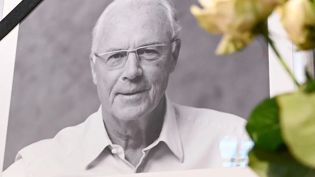 10.01.2024, Bayern, München: Fußball: Ein Porträt von Franz Beckenbauer ist neben einem Strauß weißer Rosen in der Hofkapelle der Residenz zu sehen. Beckenbauer ist am Sonntag, 07.01.2024 im Alter von 78 Jahren gestorben. Foto: Tobias Hase/dpa - ACHTUNG: Nur zur redaktionellen Verwendung im Zusammenhang mit einer Berichterstattung über den Tod von Beckenbauer und nur mit vollständiger Nennung des vorstehenden Credits; nur volles Format, keine Ausschnitte, kein crop +++ dpa-Bildfunk +++