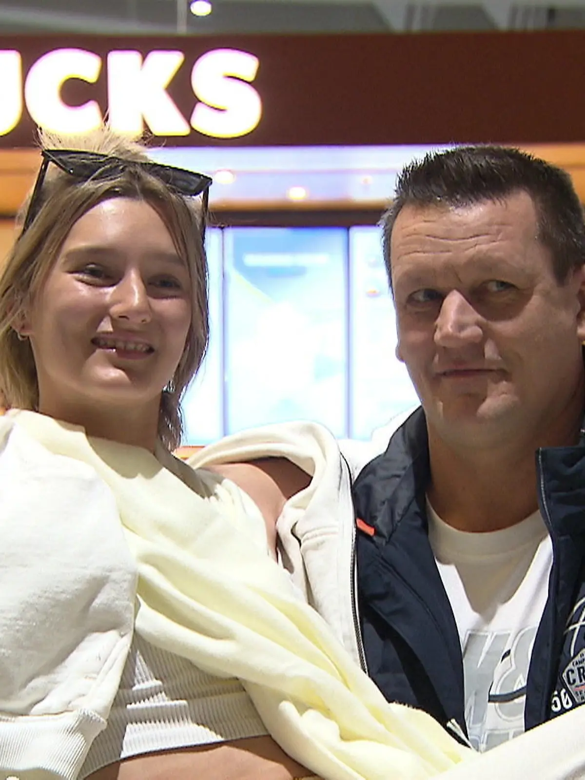 Dschungelcamperin Anya Elsner und Papa Michel bei der Abreise