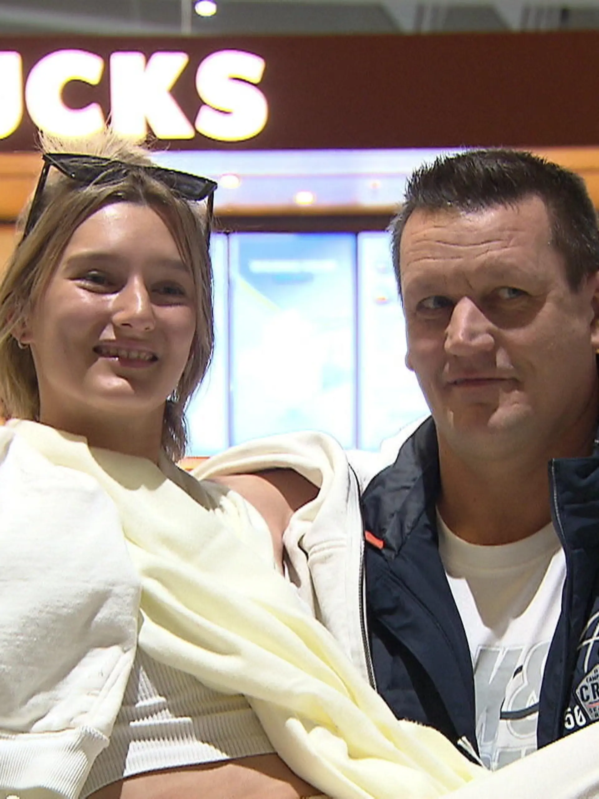 Dschungelcamperin Anya Elsner und Papa Michel bei der Abreise