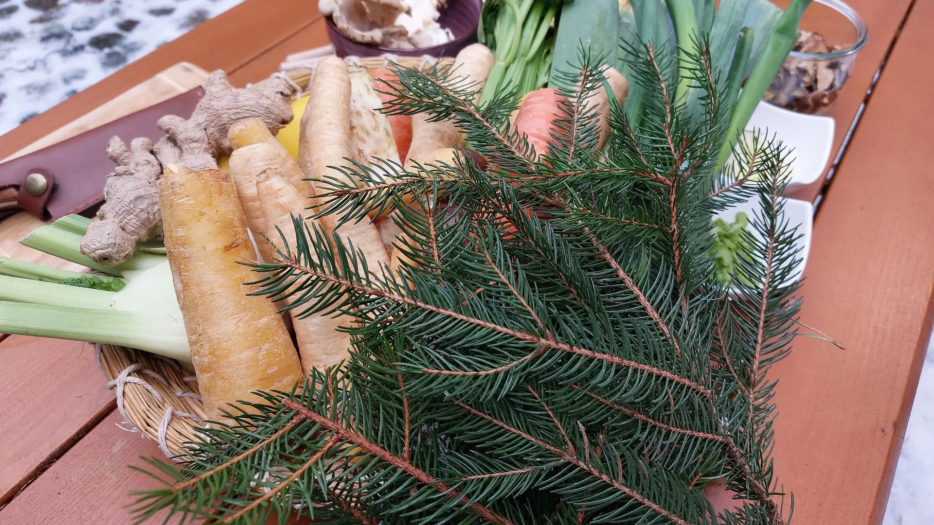 Tannennadeln können leckeren Gerichten das gewisse Etwas verleihen.