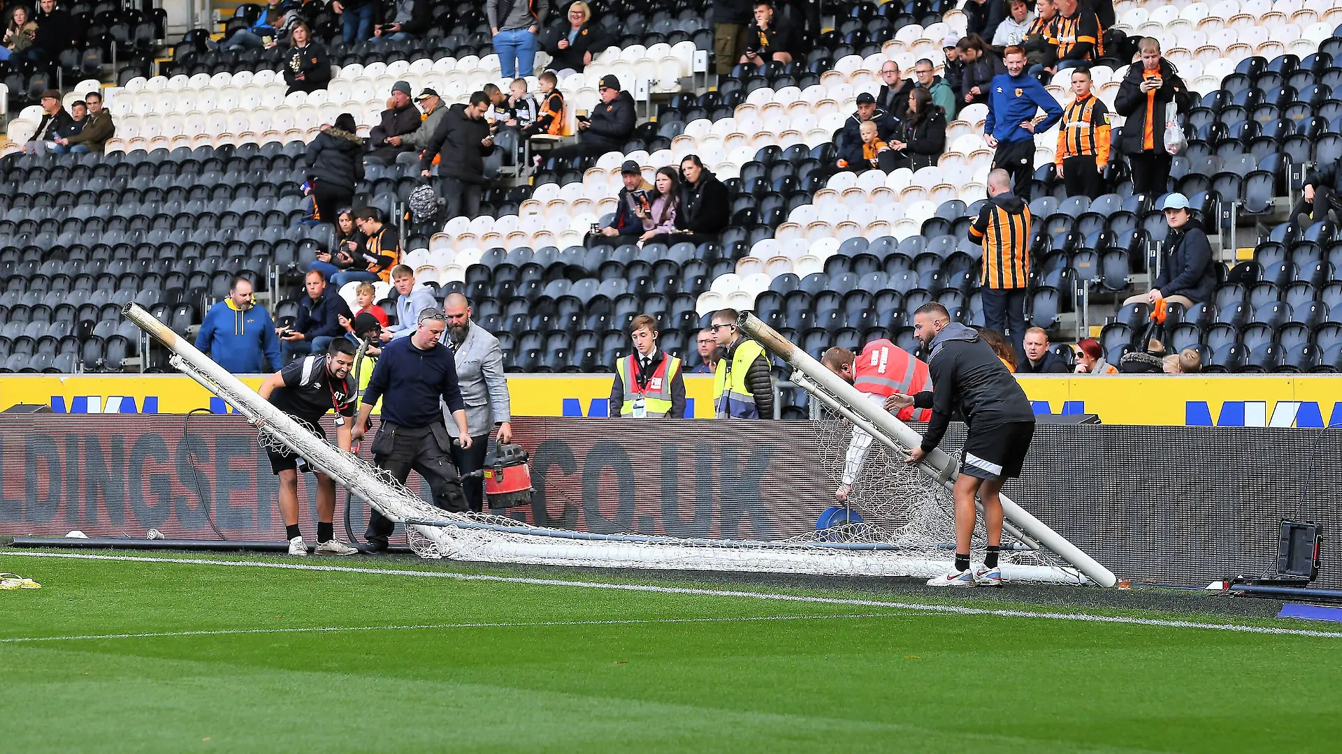 Hull City v Birmingham City EFL Sky Bet Championship 16/10/2022. A preliminary inspection by referee Mr L Doughty found the goals to be slightly oversized which led to urgent alternations prior the EFL Sky Bet Championship match between Hull City and Birmingham City at the MKM Stadium, Kingston upon Hull, England on 16 October 2022. Kingston upon Hull MKM Stadium East Riding of Yorkshire England Editorial use only DataCo restrictions apply See www.football-dataco.com PUBLICATIONxNOTxINxUK , Copyright: xMickxAtkinsx PSI-16147-0007