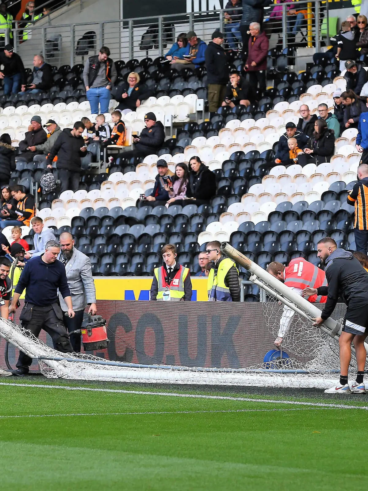 Hull City v Birmingham City EFL Sky Bet Championship 16/10/2022. A preliminary inspection by referee Mr L Doughty found the goals to be slightly oversized which led to urgent alternations prior the EFL Sky Bet Championship match between Hull City and Birmingham City at the MKM Stadium, Kingston upon Hull, England on 16 October 2022. Kingston upon Hull MKM Stadium East Riding of Yorkshire England Editorial use only DataCo restrictions apply See www.football-dataco.com PUBLICATIONxNOTxINxUK , Copyright: xMickxAtkinsx PSI-16147-0007 