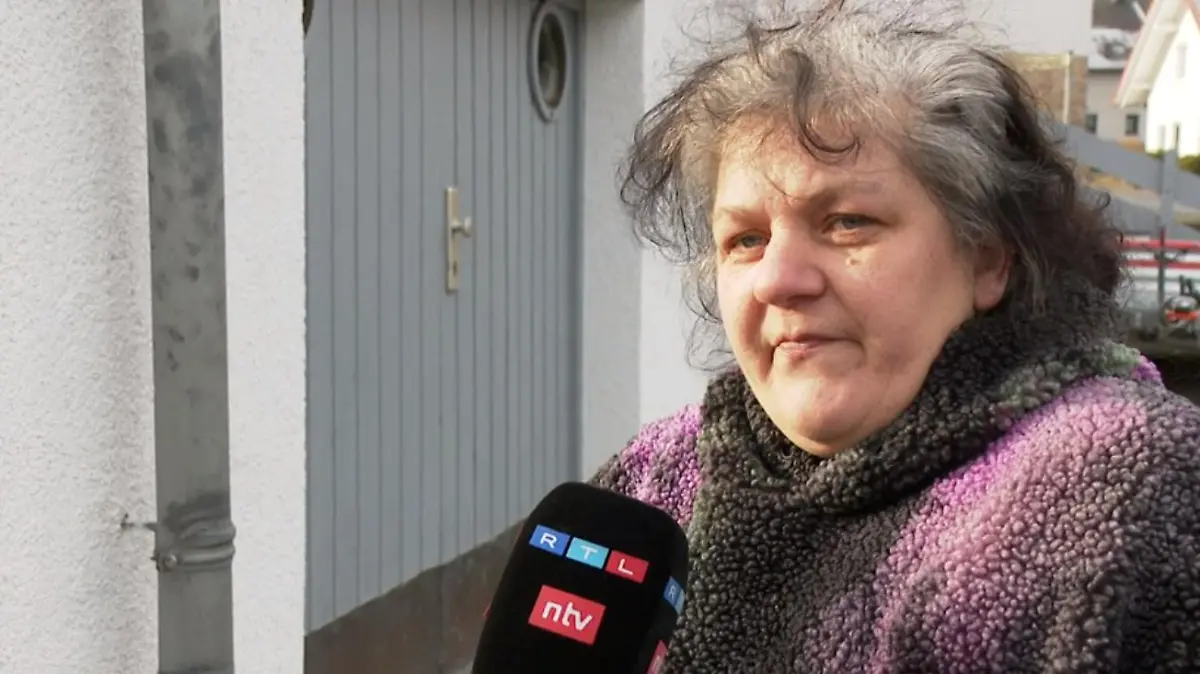 Eine Frau im Interview.