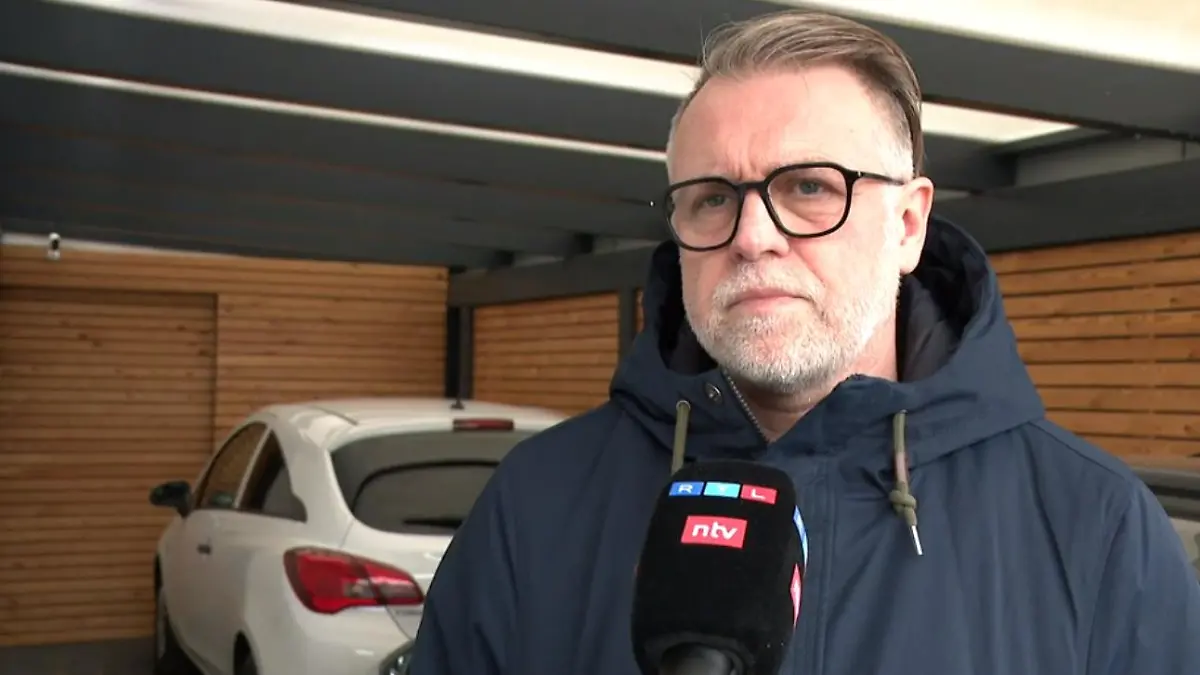 Ein Mann im Interview.