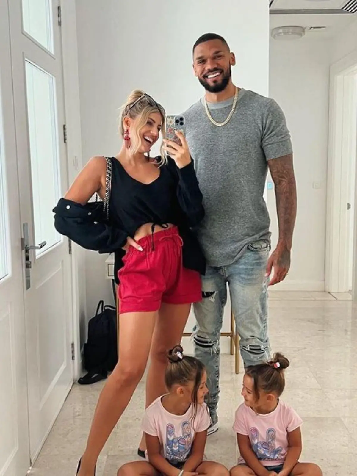 Sarah und Dominic Harrison sind mit ihren Töchtern nach Dubai gezogen - und haben sich dort mittlerweile rundum eingelebt.