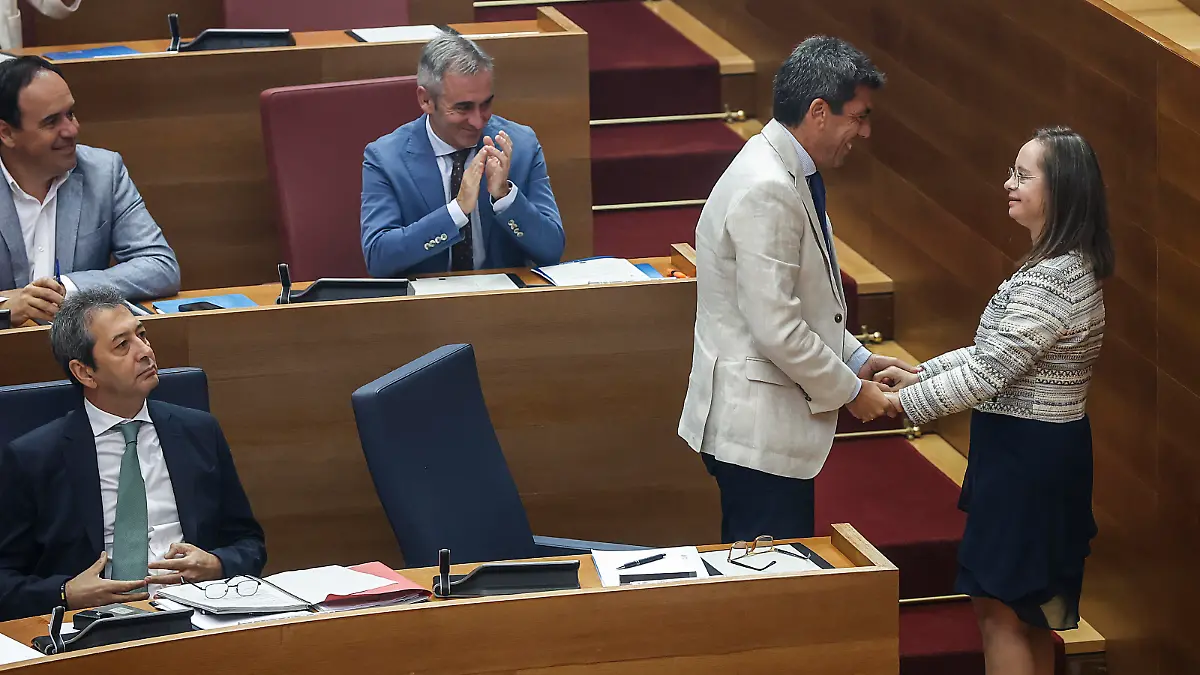 VALENCIA, SPAIN - SEPTEMBER 20: The president of the Generalitat Valenciana, Carlos Mazon (2r), greets the new deputy in Les Corts, Mar Galceran (1r), during a plenary session of the Valencian Parliament, on 20 September, 2023 in Valencia, Valencian Community, Spain. Les Corts Valencianes resume this week the celebration of the plenary sessions after the summer, with a plenary session that has begun today with the inauguration of the new parliamentarians and has focused monographically on the appearances of the new ministers to explain their management axes. (Photo By Rober Solsona/Europa Press via Getty Images)