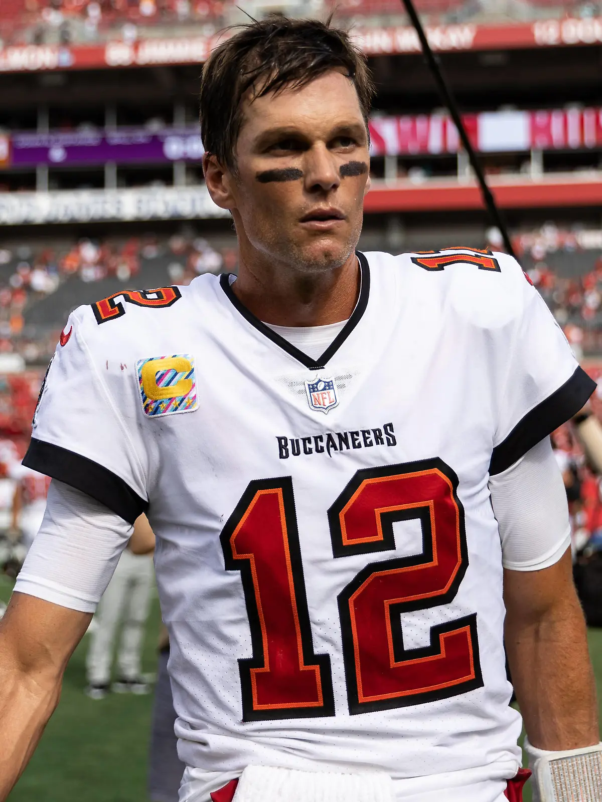  NFL, American Football Herren, USA Atlanta Falcons at Tampa Bay Buccaneers Oct 9, 2022 Tampa, Florida, USA Tampa Bay Buccaneers quarterback Tom Brady 12 walks off the field after the game against the Atlanta Falcons at Raymond James Stadium. Tampa Raymond James Stadium Florida USA, EDITORIAL USE ONLY PUBLICATIONxINxGERxSUIxAUTxONLY Copyright: xMattxPendletonx 20221009_szo_ee7_0397
