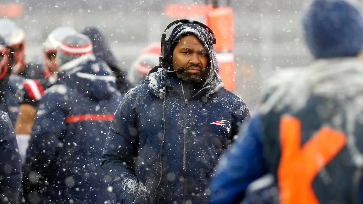 FOXBOROUGH, MA - JANUARY 07: New England Patriots linebackers coach Jerod Mayo during a game between the New England Patriots and the New York Jets on January 7, 2024, at Gillette Stadium in Foxborough, Massachusetts. Photo by Fred Kfoury III/Icon Sportswire NFL, American Football Herren, USA JAN 07 Jets at Patriots EDITORIAL USE ONLY Icon482240107108