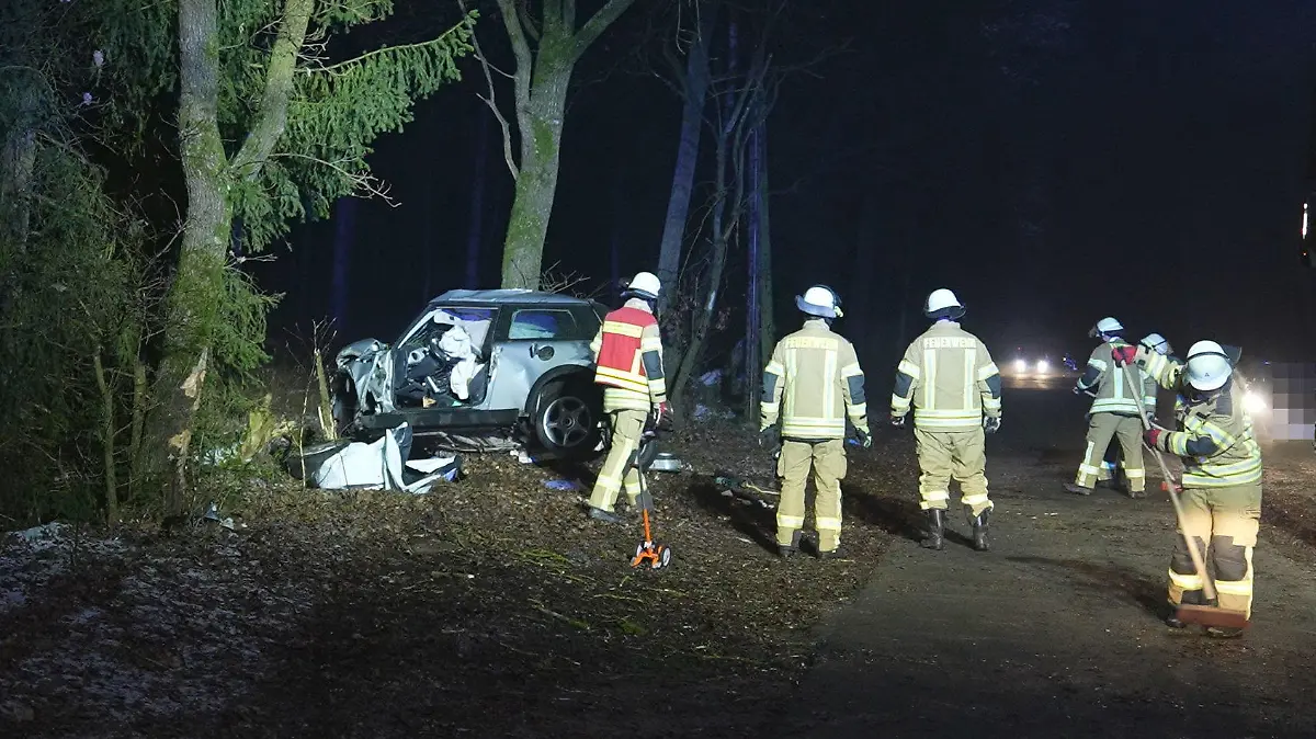 12.01.2024, Niedersachsen, Prinzhöfte: Feuerwehrleute bergen ein bei Glätte im Landkreis Oldenburg von der Straße abgekommenes Auto. Der Fahrer kam bei dem Unfall ums Leben. (zu dpa: «Auto kommt von glatter Straße ab - 29-Jähriger tot») Foto: Thomas Lindemann/Nord-West-Media TV/dpa +++ dpa-Bildfunk +++